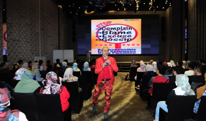 RTB Agrobank 2022 — motivational session with speaker on stage during team building programme